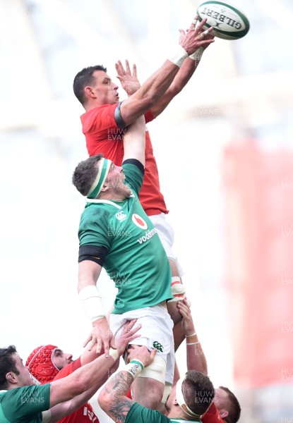 240218 - Ireland v Wales - NatWest 6 Nations 2018 - Aaron Shingler of Wales competes for line out ball with Peter O'Mahony of Ireland
