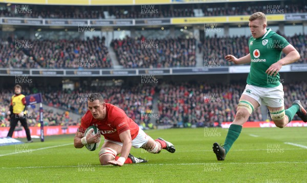 240218 - Ireland v Wales - NatWest 6 Nations 2018 - Aaron Shingler of Wales scores try