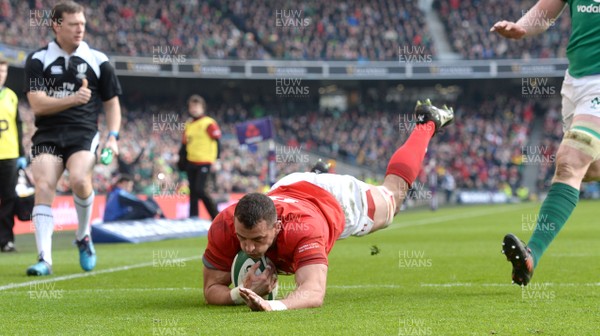 240218 - Ireland v Wales - NatWest 6 Nations 2018 - Aaron Shingler of Wales scores try