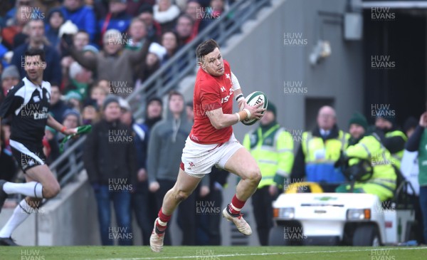 240218 - Ireland v Wales - NatWest 6 Nations 2018 - Steff Evans of Wales runs in to score try