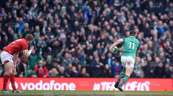 240218 - Ireland v Wales - NatWest 6 Nations 2018 - Jacob Stockdale of Ireland gets away from Hadleigh Parkes of Wales to score try