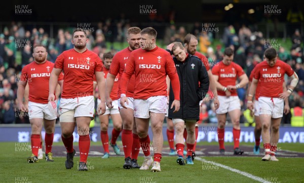 240218 - Ireland v Wales - NatWest 6 Nations 2018 - Wales players looks dejected