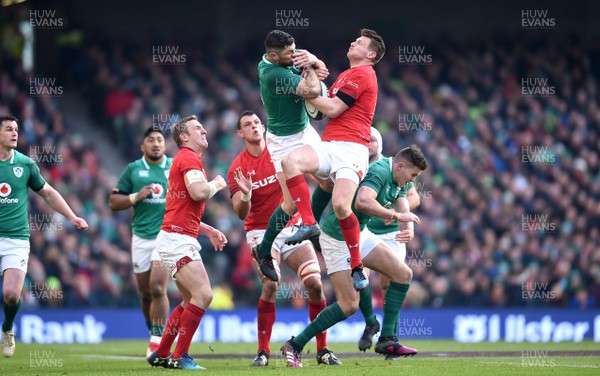 240218 - Ireland v Wales - NatWest 6 Nations 2018 - Rob Kearney of Ireland and Dan Biggar of Wales compete for high ball