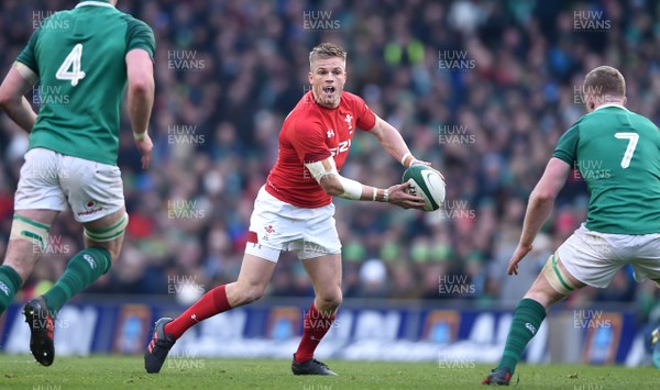 240218 - Ireland v Wales - NatWest 6 Nations 2018 - Gareth Anscombe of Wales gets into space