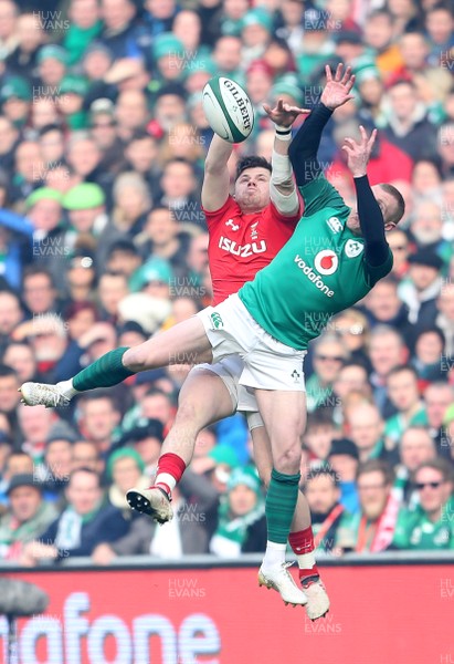 240218 - Ireland v Wales - Natwest 6 Nations - Steff Evans of Wales and Keith Earls of Ireland go up for the ball