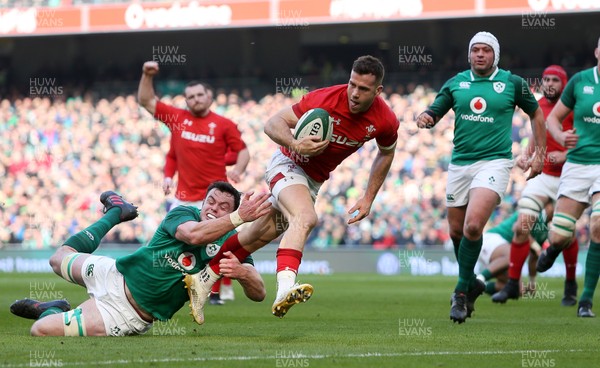 240218 - Ireland v Wales - Natwest 6 Nations - Gareth Davies of Wales breaks through to score a try