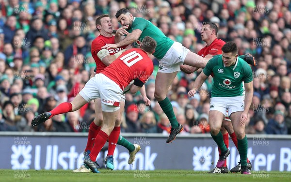 240218 - Ireland v Wales - Natwest 6 Nations - Dan Biggar of Wales and Rob Kearney of Ireland go up the ball
