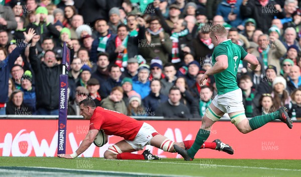 240218 - Ireland v Wales - Natwest 6 Nations - Aaron Shingler of Wales scores a try