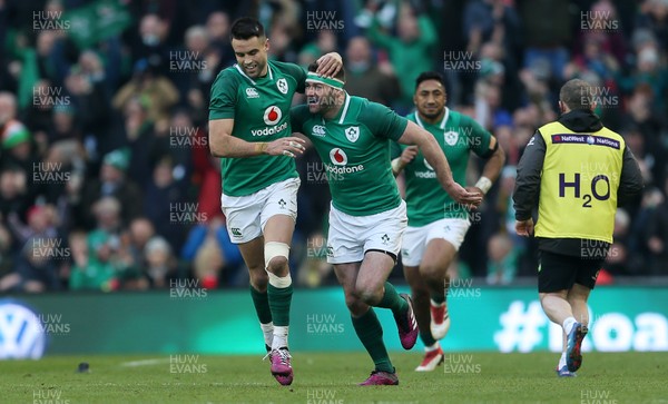 240218 - Ireland v Wales - Natwest 6 Nations - Conor Murray of Ireland celebrates with Fergus McFadden after kicking a penalty