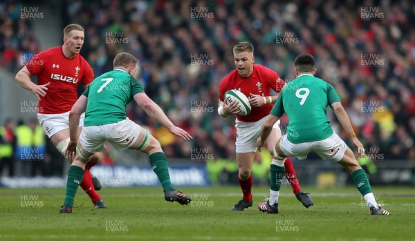 240218 - Ireland v Wales - Natwest 6 Nations - Gareth Anscombe of Wales is challenged by Dan Leavy and Conor Murray of Ireland