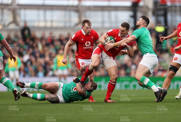 240224 - Ireland v Wales - Guinness 6 Nations Championship - George North of Wales is tackled by Andrew Porter and Robbie Henshaw of Ireland 