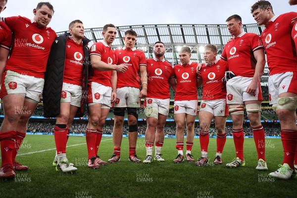 240224 - Ireland v Wales - Guinness 6 Nations Championship - Wales team huddle at full time