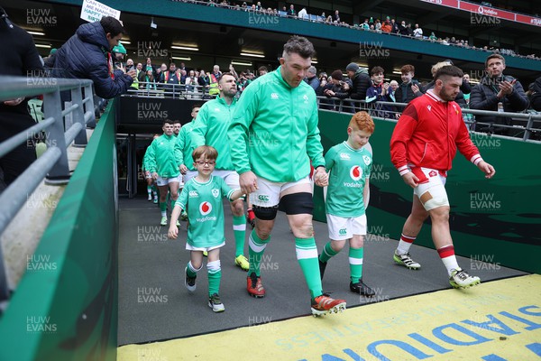 240224 - Ireland v Wales - Guinness 6 Nations Championship - Peter O�Mahony of Ireland and Dafydd Jenkins of Wales walk out the tunnel