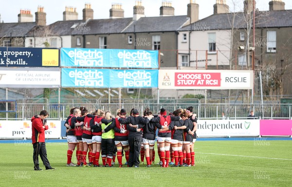 060216 - Ireland Women v Wales Women - RBS 6 Nations - Wales team huddle at Donnybrook