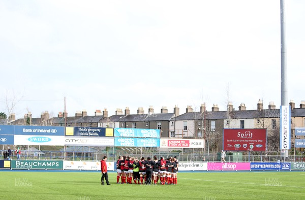 060216 - Ireland Women v Wales Women - RBS 6 Nations - Wales team huddle at Donnybrook