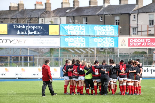 060216 - Ireland Women v Wales Women - RBS 6 Nations - Wales team huddle at Donnybrook