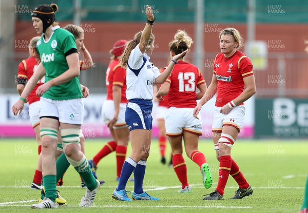 060216 - Ireland Women v Wales Women - RBS 6 Nations - Rachel Taylor of Wales talks to the referee