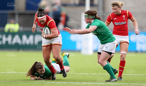 060216 - Ireland Women v Wales Women - RBS 6 Nations - Amy Evans of Wales is tackled by Zoe Grattage of Ireland