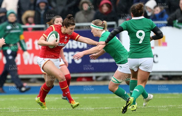 060216 - Ireland Women v Wales Women - RBS 6 Nations - Dyddgu Hywel of Wales takes on Ciara Cooney of Ireland