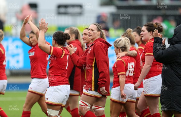 060216 - Ireland Women v Wales Women - RBS 6 Nations - Dejected Wales players at full time