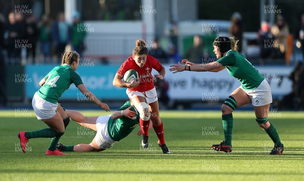 250218 - Ireland Women v Wales Women - Natwest 6 Nations - Jess Kavanagh-Williams of Wales finds a gap in the Irish defence