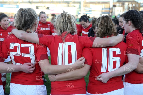 250218 - Ireland Women v Wales Women - Natwest 6 Nations - Wales huddle at full time