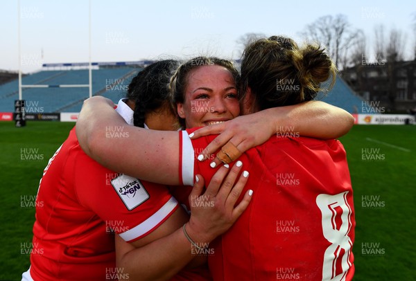 260322 - Ireland Women v Wales Women - TikTok Women’s Six Nations - Sisilia Tuipulotu, Kelsey Jones and Siwan Lillicrap of Wales celebrate at the end of the game