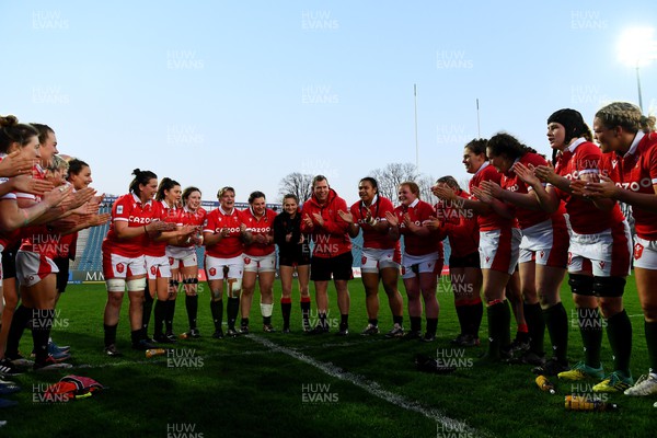 260322 - Ireland Women v Wales Women - TikTok Women’s Six Nations - Ioan Cunningham and Wales players celebrate at the end of the game