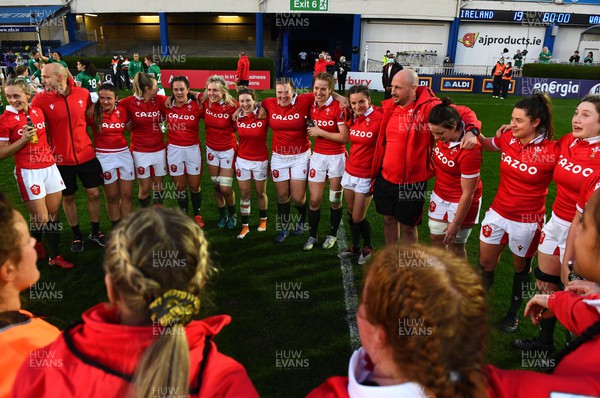 260322 - Ireland Women v Wales Women - TikTok Women’s Six Nations - Players huddle at the end of the game