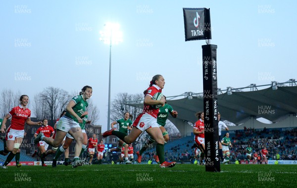 260322 - Ireland Women v Wales Women - TikTok Women’s Six Nations - Hannah Jones of Wales runs in to score try