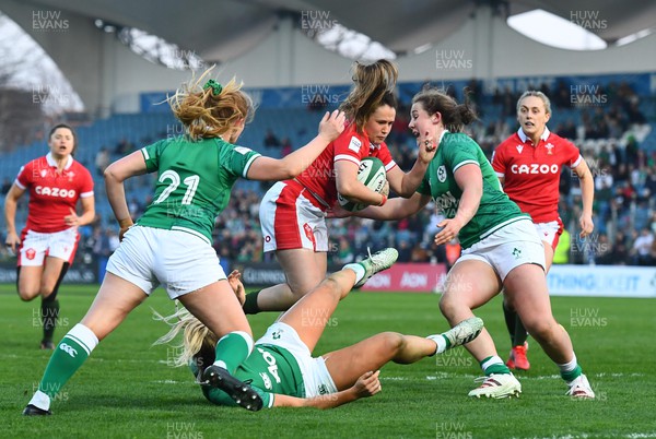 260322 - Ireland Women v Wales Women - TikTok Women’s Six Nations - Kayleigh Powell of Wales looks for a way through