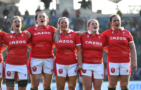 260322 - Ireland Women v Wales Women - TikTok Women’s Six Nations - Bethan Lewis, Cerys Hale, Kelsey Jones, Cara Hope and Siwan Lillicrap of Wales during the anthems