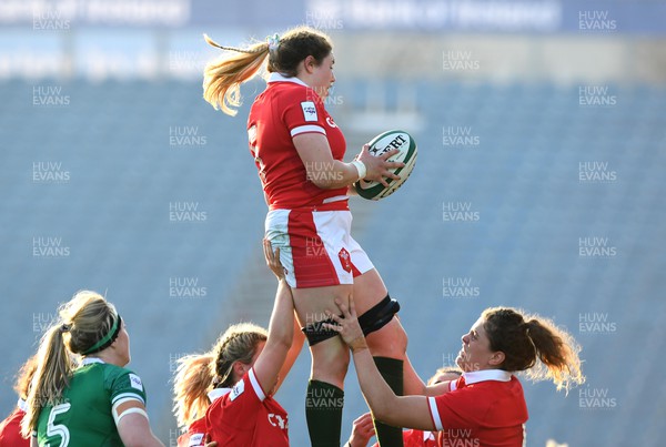 260322 - Ireland Women v Wales Women - TikTok Women’s Six Nations - Gwen Crabb of Wales takes line out ball