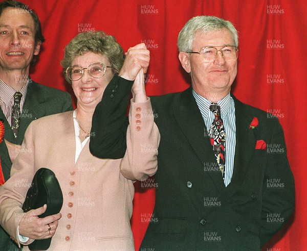 160295 - Islwyn By-election - Don Touhig of Labour celebrates being elected to replace Neil Kinnock with his wife Jennifer 