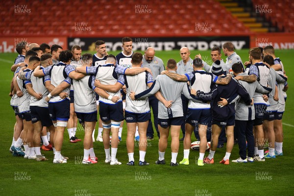 310120 - Italy Rugby Training - Players huddle during training
