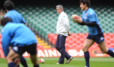 19.03.10 - Italy Rugby Training - Italy head coach Nick Mallett during training. 