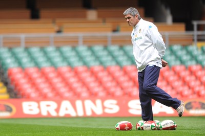 19.03.10 - Italy Rugby Training - Italy head coach Nick Mallett during training. 