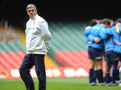 19.03.10 - Italy Rugby Training - Italy head coach Nick Mallett during training. 