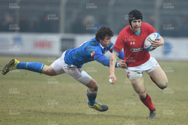 100219 - Italy v Wales - Guinness U20 Six Nations -  Ioan Davies in attack