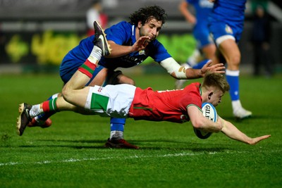 100323 - Italy U20 v Wales U20 - Under 20 Six Nations - Archie Hughes of Wales scores a try despite the efforts of Alex Mattioli of Italy 