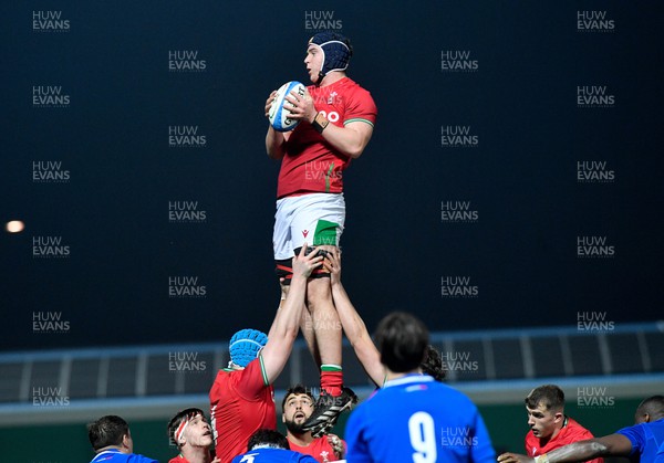 100323 - Italy U20 v Wales U20 - Under 20 Six Nations - Jonny Green of Wales takes line out ball