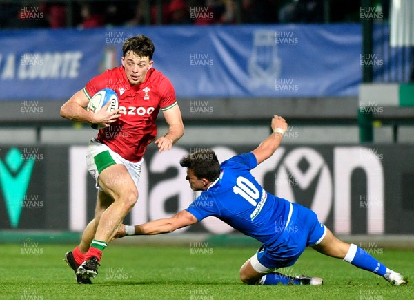 100323 - Italy U20 v Wales U20 - Under 20 Six Nations - Louie Hennessey of Wales looks to get past Giovanni Sante of Italy 