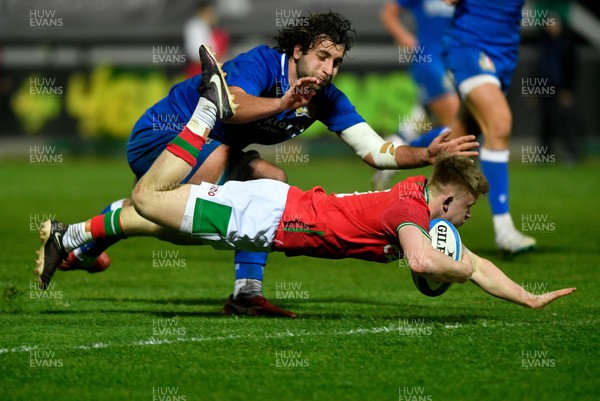 100323 - Italy U20 v Wales U20 - Under 20 Six Nations - Archie Hughes of Wales scores a try despite the efforts of Alex Mattioli of Italy 