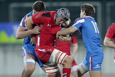 200315 - Italy U20s vs Wales U20s - RBS 6 Nations U20s -Ollie Griffiths tries to get through the Italian defence