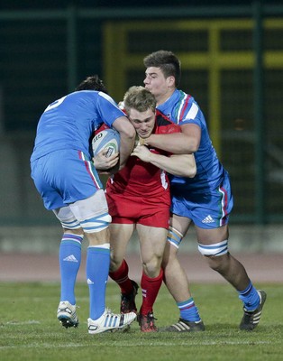 200315 - Italy U20s vs Wales U20s - RBS 6 Nations U20s -Rhys Williams tries to get through the Italian defence