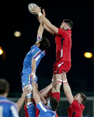 200315 - Italy U20s vs Wales U20s - RBS 6 Nations U20s -Rory Thornton competes in a line out with Marco Archetti