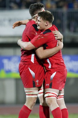 200315 - Italy U20s vs Wales U20s - RBS 6 Nations U20s -Jordan Viggers and Rory Thornton celebrate the penalty try