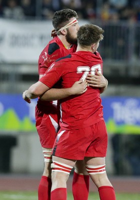 200315 - Italy U20s vs Wales U20s - RBS 6 Nations U20s -Jordan Viggers and Rory Thornton celebrate the penalty try