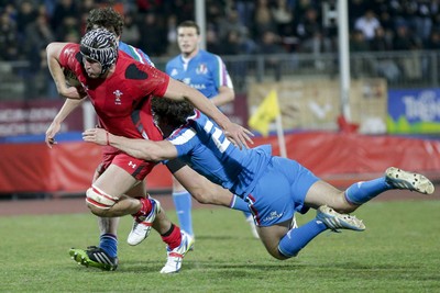 200315 - Italy U20s vs Wales U20s - RBS 6 Nations U20s -Ollie Griffiths attempts to get through the Italian defence