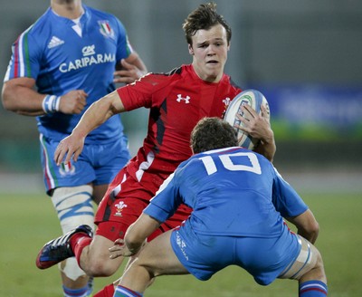 200315 - Italy U20s vs Wales U20s - RBS 6 Nations U20s -Jarrod Evans takes on Matteo Minozzi